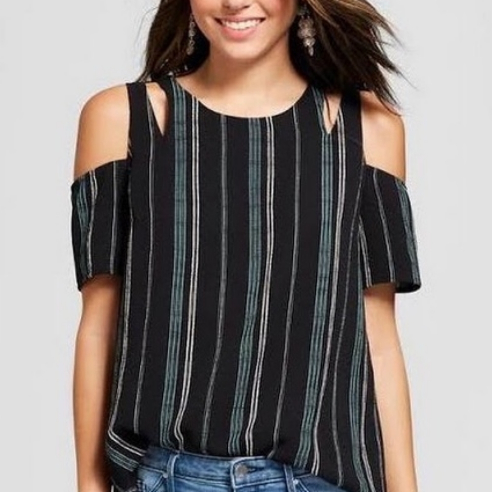 2/$18 💚Striped Cold Shoulder Top💚